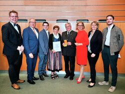 Verleihung der goldenen Ehrenmedaille an sen. Chef Ewald Haider von Frau Landeshauptfrau Johanna Mikl-Leitner